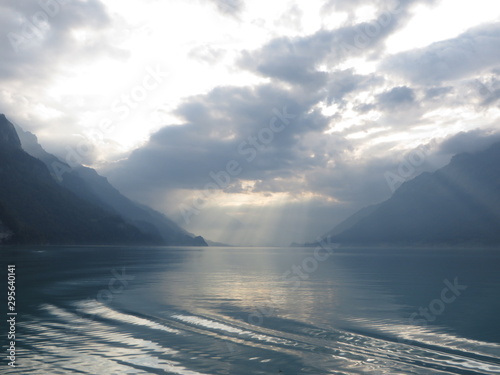 Interlaken, Schweiz: Blick auf den sonnenbeschienenen Brienzer See, der sanfte Wellen wirft