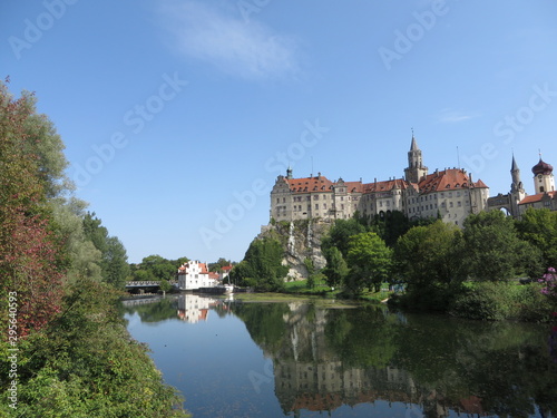 Sigmaringen, Deutschland: Das Schloss Sigmaringen spiegelt sich in der Donau