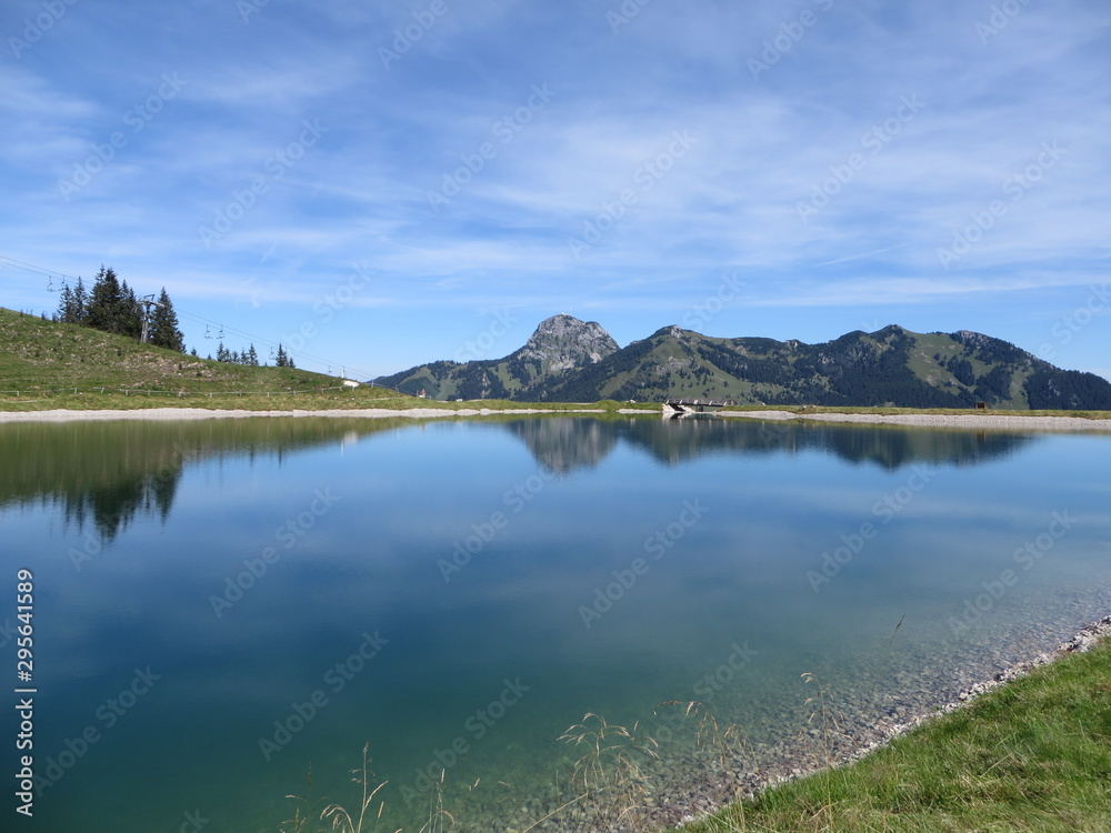 Wendelstein, Bayern: Der markante Berg spiegelt sich im Wasser