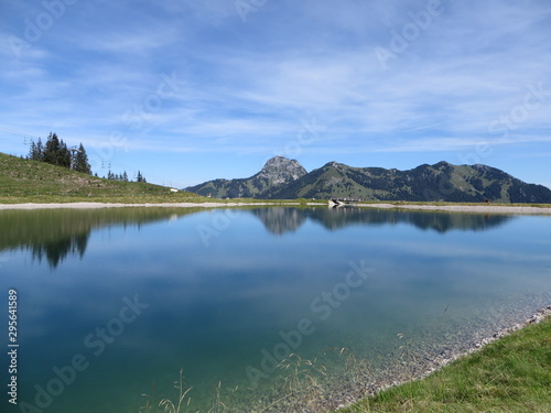 Wendelstein  Bayern  Der markante Berg spiegelt sich im Wasser