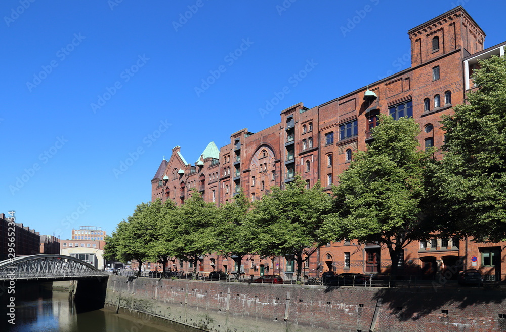 Obraz premium Canal and warehouses in Hamburg, Germany