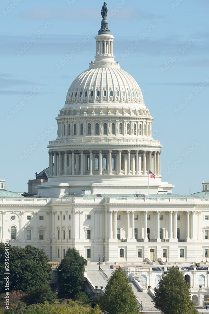 Naklejka premium West front of the U.S. Capitol building and dome, on Capitol Hill in Washington, DC.