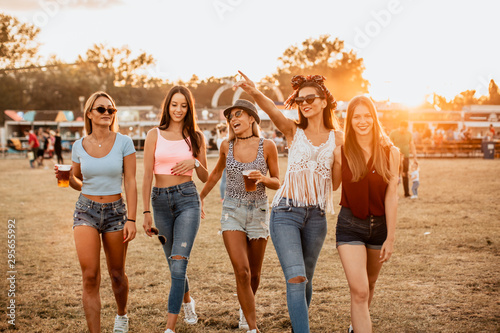 Photography Friends drinking beer and having fun at music festival