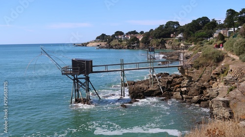 Pornic en Loire-Atlantique, panorama sur la côte avec une pêcherie au carrelet (France)