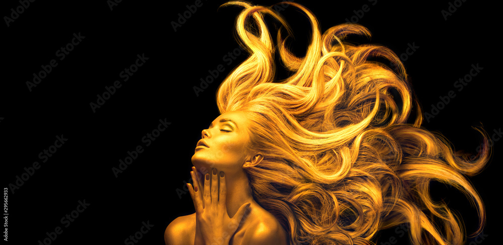 Fototapeta Zmysłowa złota kobieta z długimi zwiewnymi włosami na czarnym tle