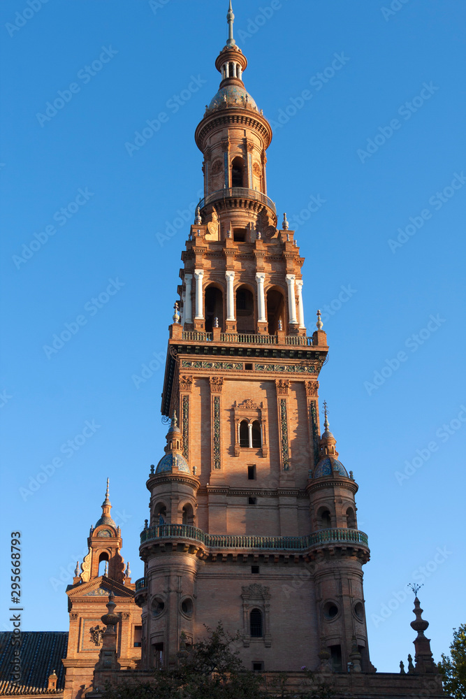 Una de las dos torres de la Plaza de España de Sevilla Stock-Foto | Adobe  Stock