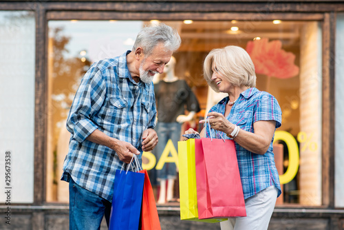 Tableau sur toile Happy senior couple with shopping bags