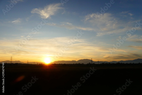 Sonnenuntergang hinter den Bergen