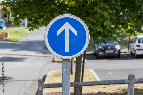 Valokuva panneau d'obligation d'aller tout droit