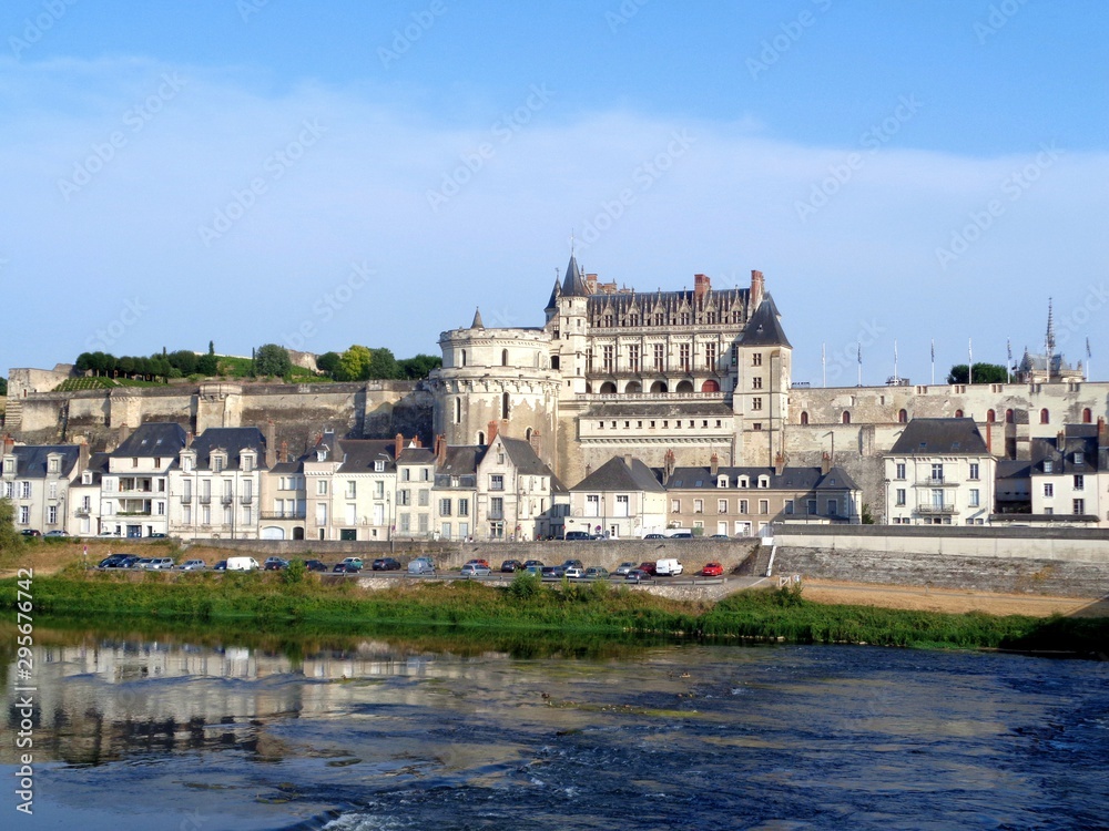 Le château royal dominant la ville d’Amboise au bord de la Loire