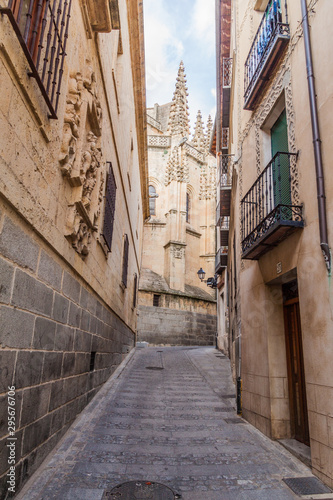 Fototapeta Naklejka Na Ścianę i Meble -  Narrow alley leading to the Cathedral of Segovia, Spain