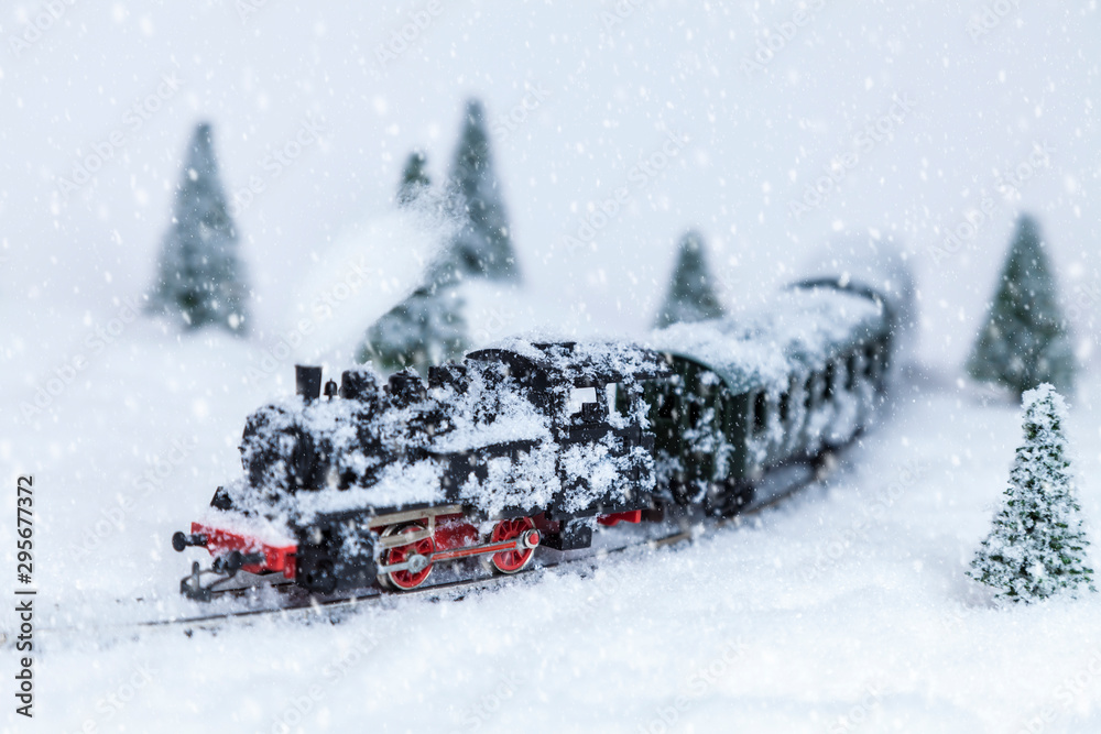 Modellbauzug in einer Schneelandschaft Modellbauzug in einer Schneelandschaft
