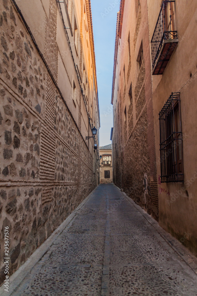 Fototapeta premium Narrow alley in the center of Toledo, Spain
