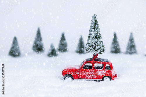 Rotes Auto mit Weihnachtsbaum in einer Schneelandschaft (Modellbau)