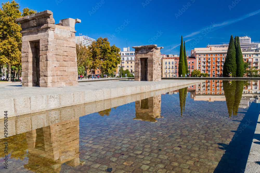 Obraz premium MADRID, SPAIN - OCTOBER 25, 2017: Templo de Debod temple in Madrid, Spain