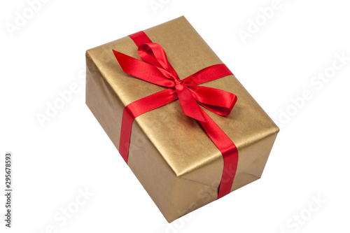 Goldenes Weihnachtsgeschenk mit roter Schleife als Freisteller