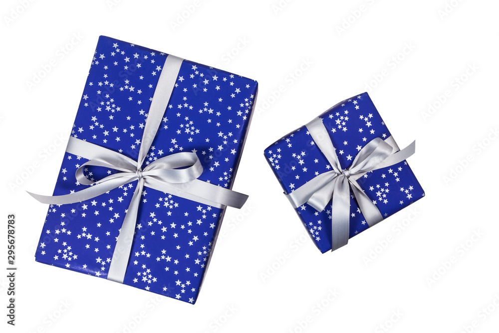 Fototapeta premium Blaues Weihnachtsgeschenk mit Sternen Draufsicht als Freisteller