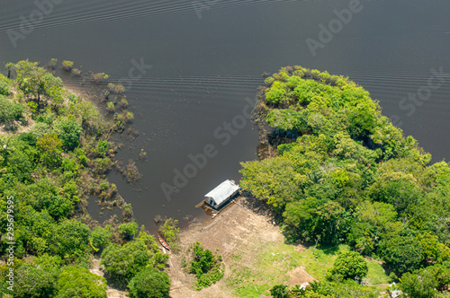 Visão aérea floresta e rio