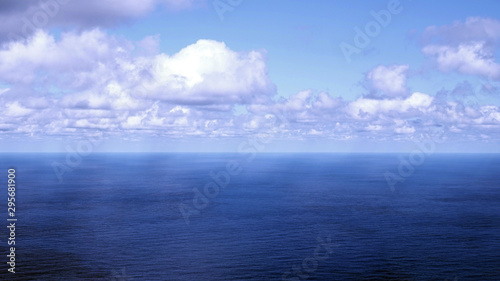 空海二分 八丈富士から太平洋を望む水平線の彼方