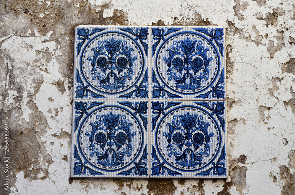 Decoración con azulejos en antigua pared