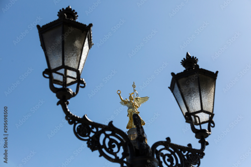 Goldelse auf der Siegessäule in Berlin