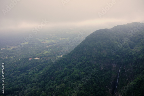 Vista desde el mirador de Naolinco de la zona nublada de la sierra de Veracruz