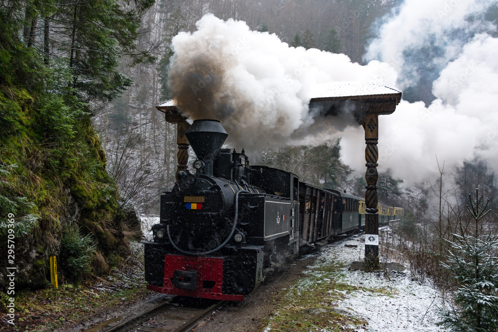 Obraz premium Stara kolej parowa Rumunia wieś styl vintage życie