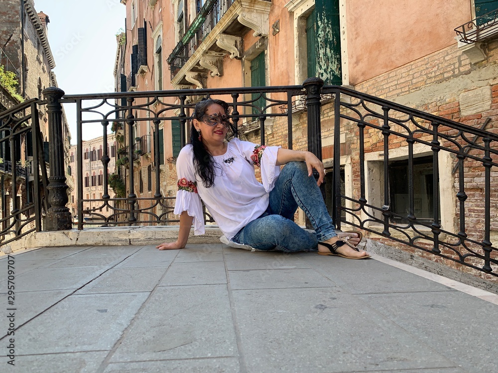 Mujer con máscara veneciana Mujer con máscara veneciana