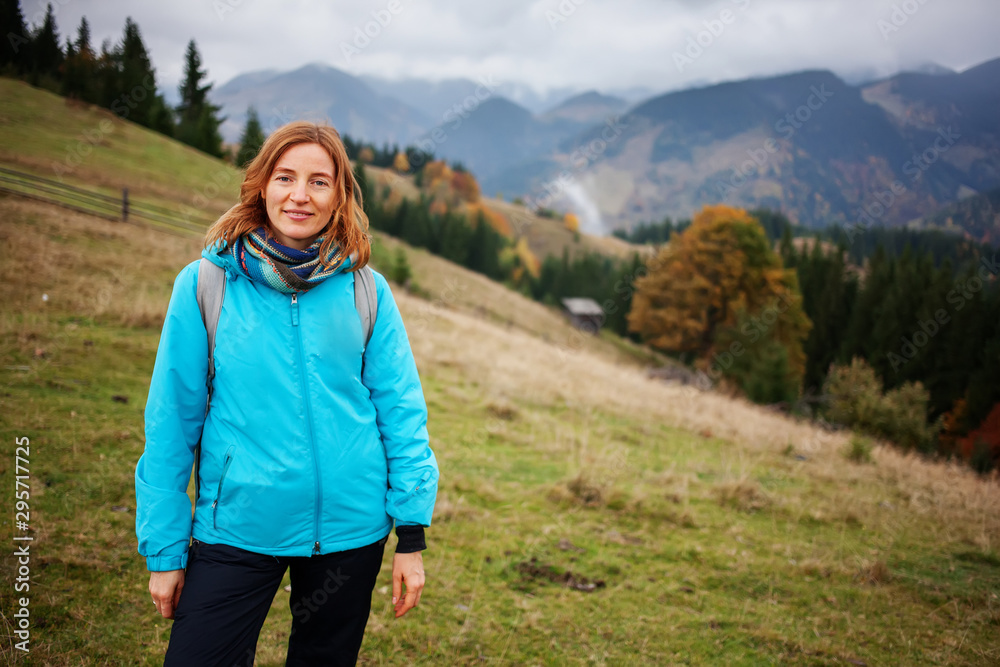 Naklejka premium Hiker woman in moumtains in autumn