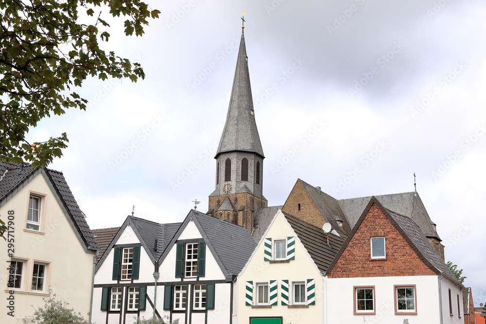Fassaden im Zentrum der Zollfeste Zons, mit Kirche St. Martinus Fassaden im Zentrum der Zollfeste Zons, mit Kirche St. Martinus