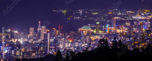 神戸港・かすみのある月夜景を長露光