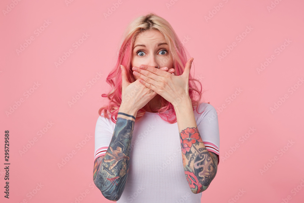 Fotografie Close-up of amazed attractive pink haired young female with tattoos standing ove