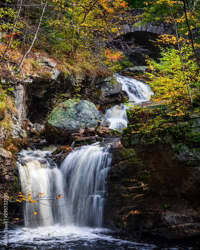 Fototapeta Naklejka Na Ścianę i Meble -  Doane's Falls In Autumn
