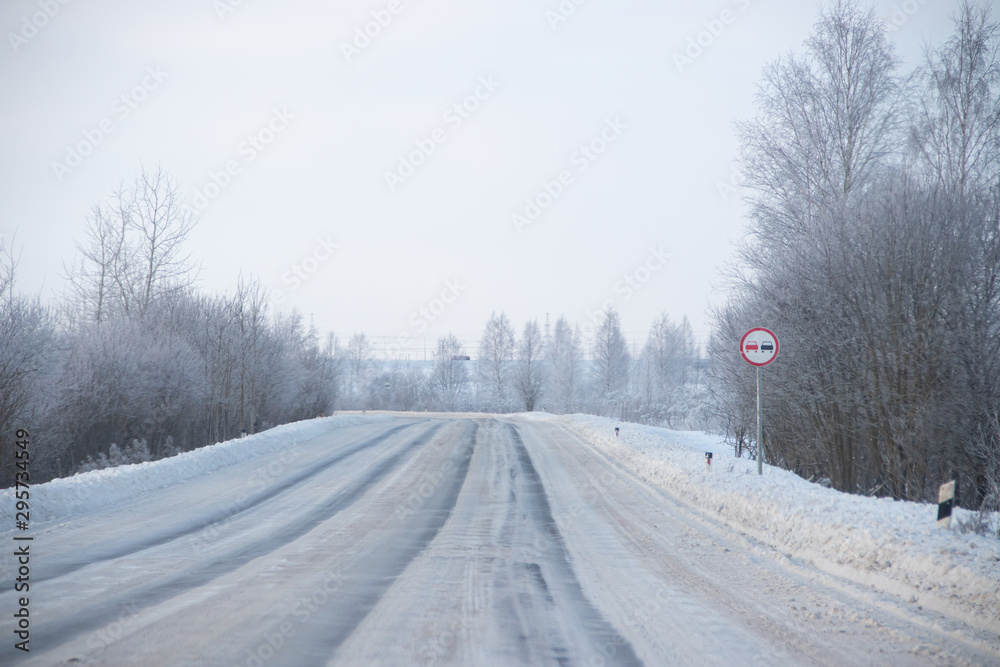 Obraz premium Snowy winter road. Winter fairy tale. Ride on a winter road.