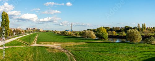 Tableau sur toile Large green park area on the northern side of Sava river near Liberty Bridge, Za