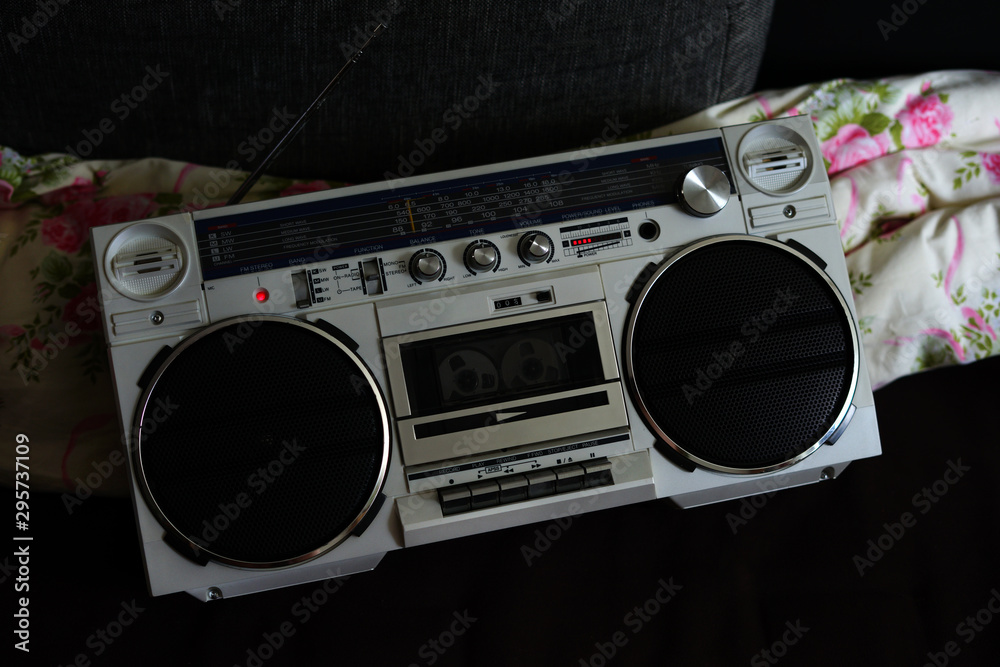 Obraz premium 1980s style stereo cassette recorder ghettoblaster