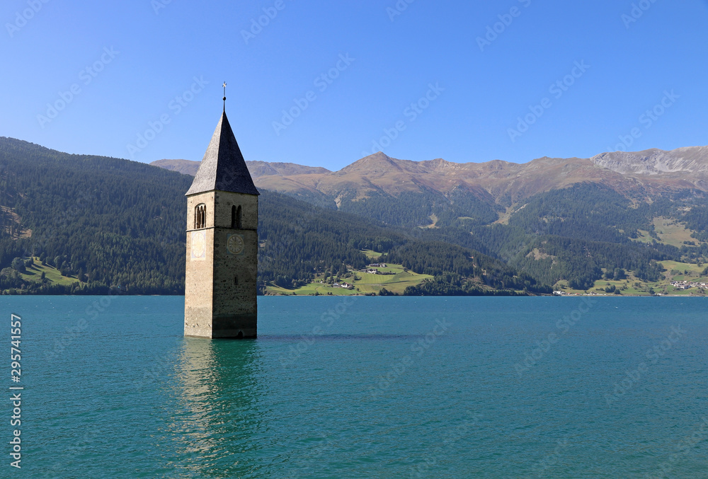 Der versunkene Kirchturm im Reschensee in Italien