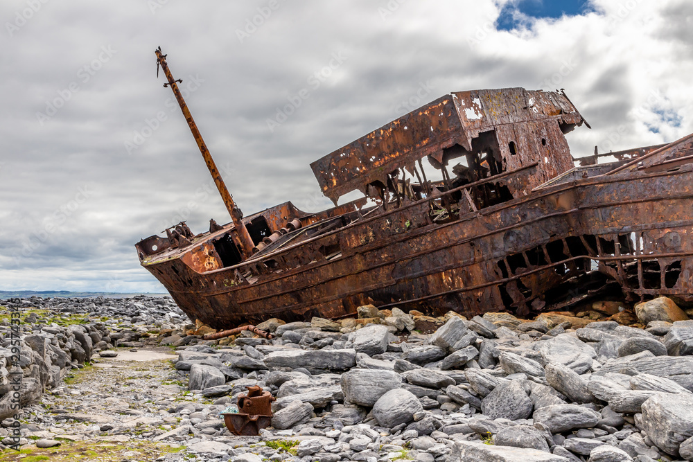 Plassey shipwreck and rocks in Inisheer Island