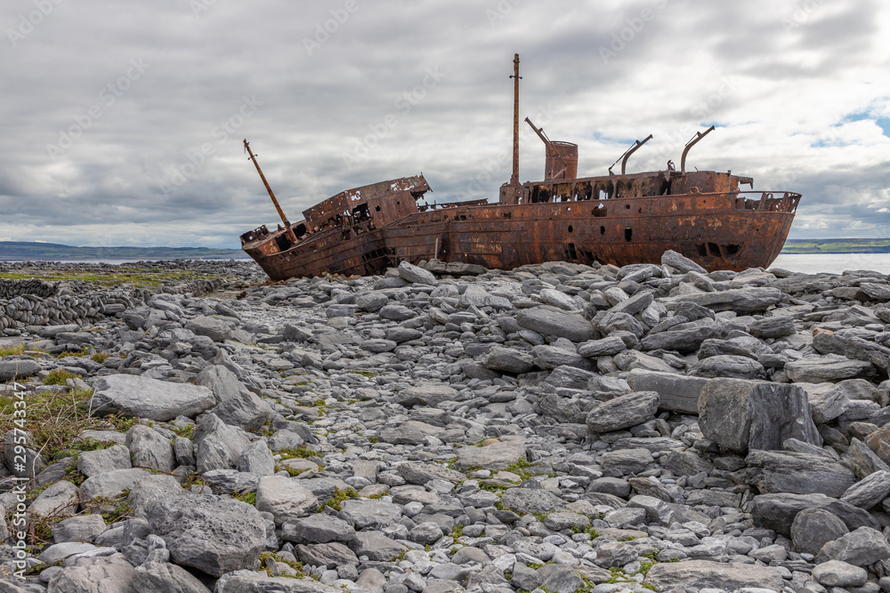 Plassey shipwreck and rocks in Inisheer Island