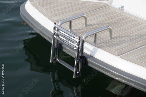 Badeleiter an einer Badeplattform einer Yacht