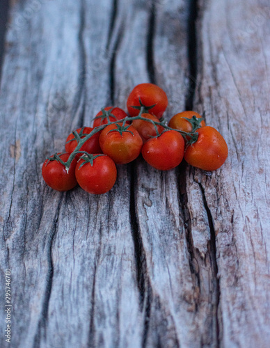 tomates baby sobre tabla de madera rústica