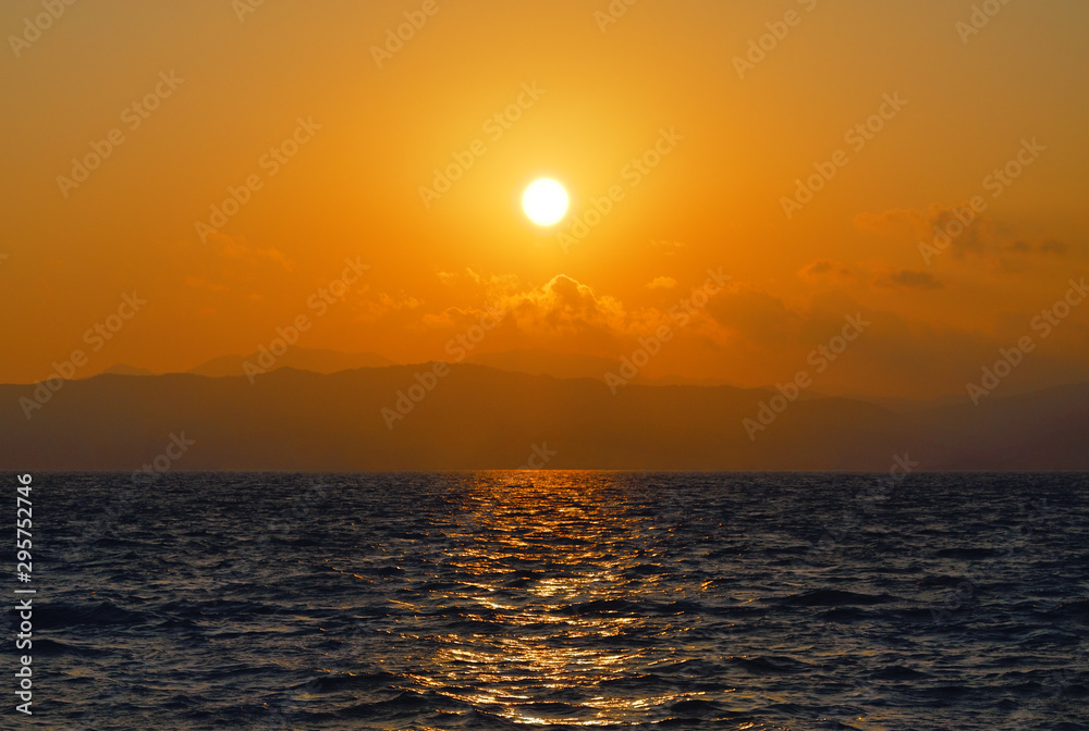 Fototapeta premium 夕暮れ 夕日 海 素材