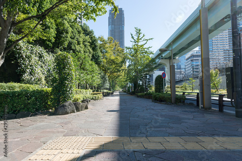 東京都港区汐留の幅の広い歩道