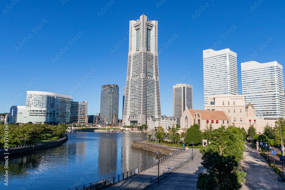 水面に反射する横浜ランドマークタワー