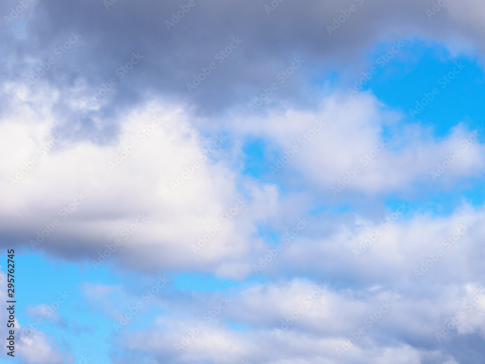 Obraz premium White clouds on a blue sky background
