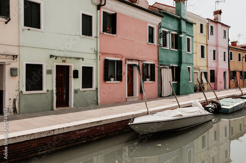 Panoramic view of coloured homes and water canal with boats in Burano © TravelFlow