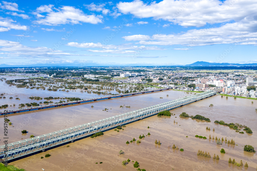 利根川中流域の増水を筑波山を背景に常磐線鉄橋付近で俯瞰撮影