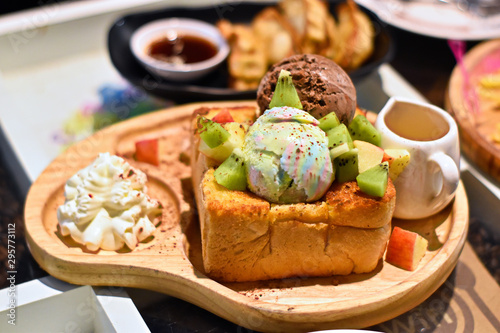Ice cream put on bread And decorated with fruit