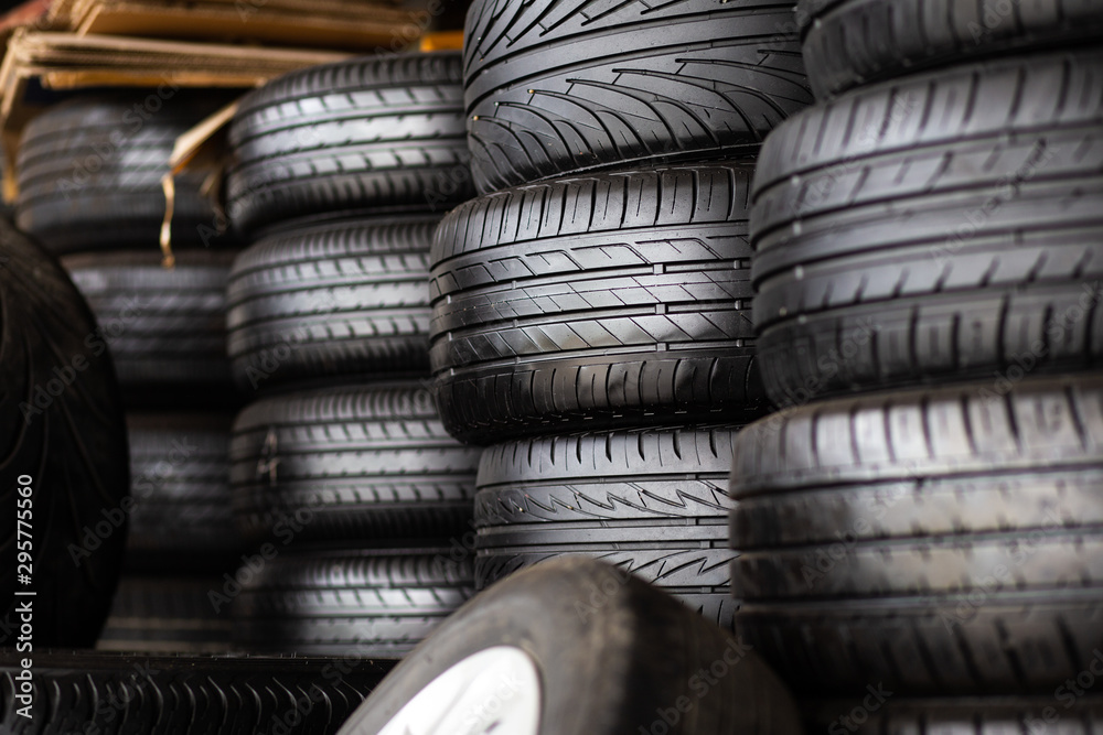 Obraz premium Many type of car tire in garage shop
