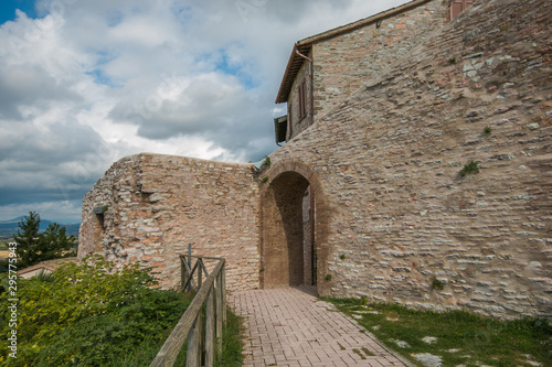Mura del castello di Fossato di Vico in Umbria